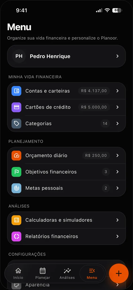 Tela Menu do Planoor: contas e carteiras, cartões de crédito, categorias, orçamento diário, objetivos financeiros e metas pessoais.